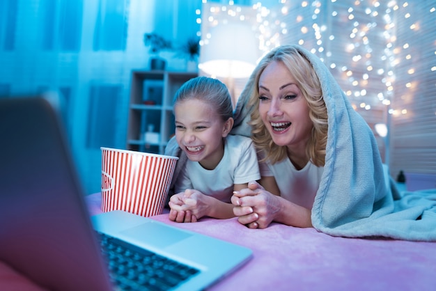 Earn Money by Enjoying Movies and Videos: Discover 11 Practical Ways to Turn Your Leisure Time into Cash!